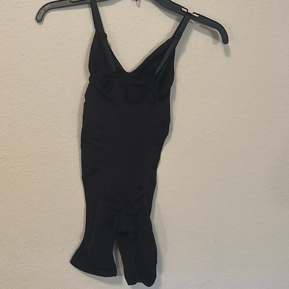 SKIMS (B11) Sculpting Seamless Mid-Thigh NWOT Bodysuit XS - Picture 3 of 3